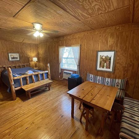 לינה וארוחת בוקר Tarpley West 1077 Guest Ranch - Retreat מראה חיצוני תמונה