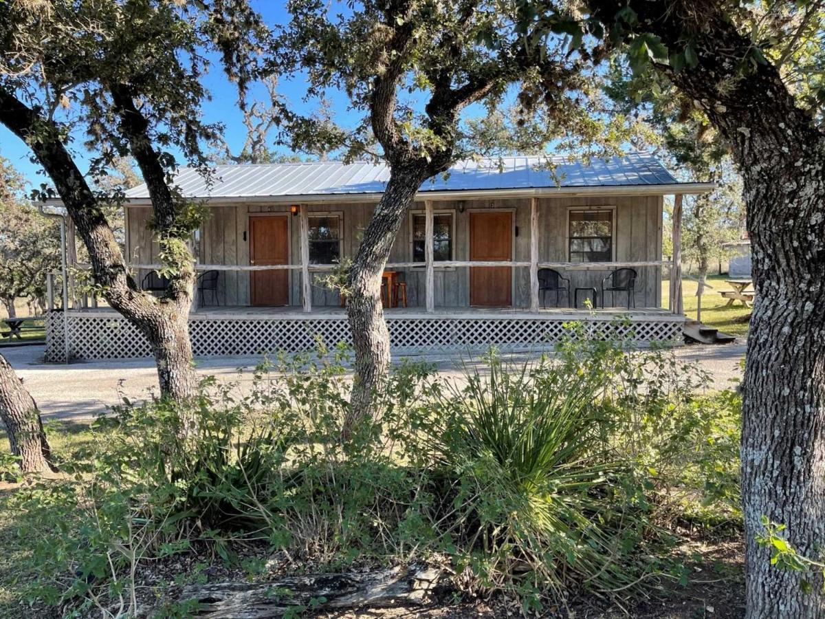לינה וארוחת בוקר Tarpley West 1077 Guest Ranch - Retreat מראה חיצוני תמונה