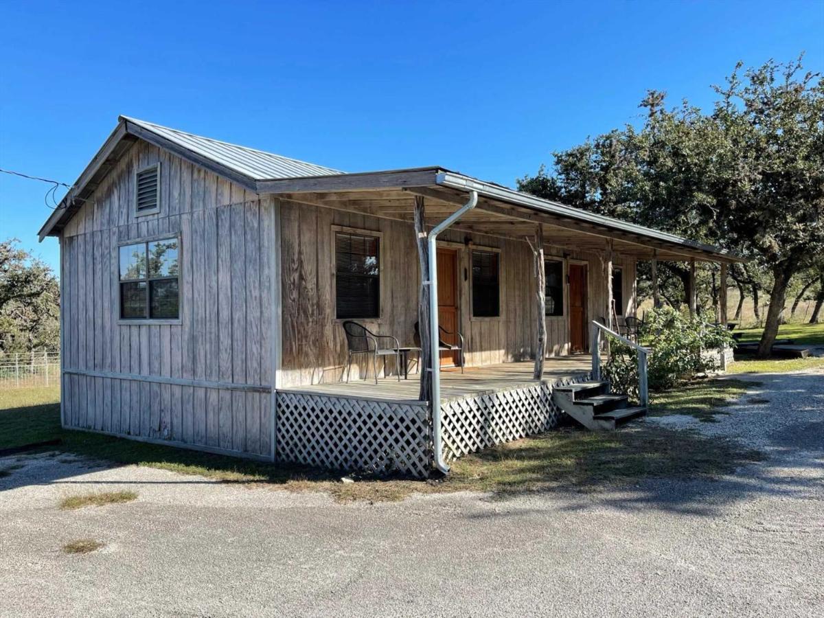לינה וארוחת בוקר Tarpley West 1077 Guest Ranch - Retreat מראה חיצוני תמונה