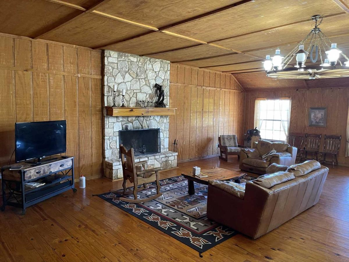 לינה וארוחת בוקר Tarpley West 1077 Guest Ranch - Retreat מראה חיצוני תמונה