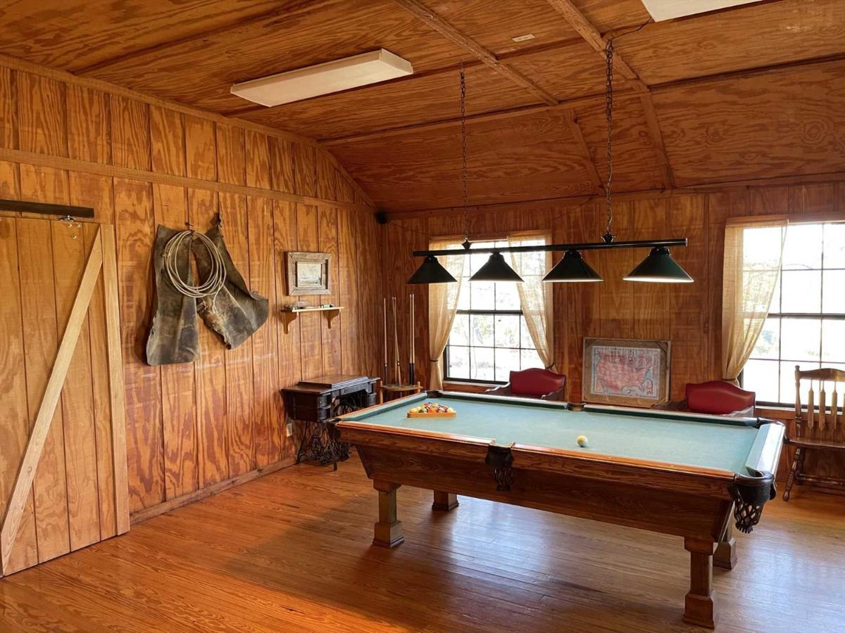 לינה וארוחת בוקר Tarpley West 1077 Guest Ranch - Retreat מראה חיצוני תמונה