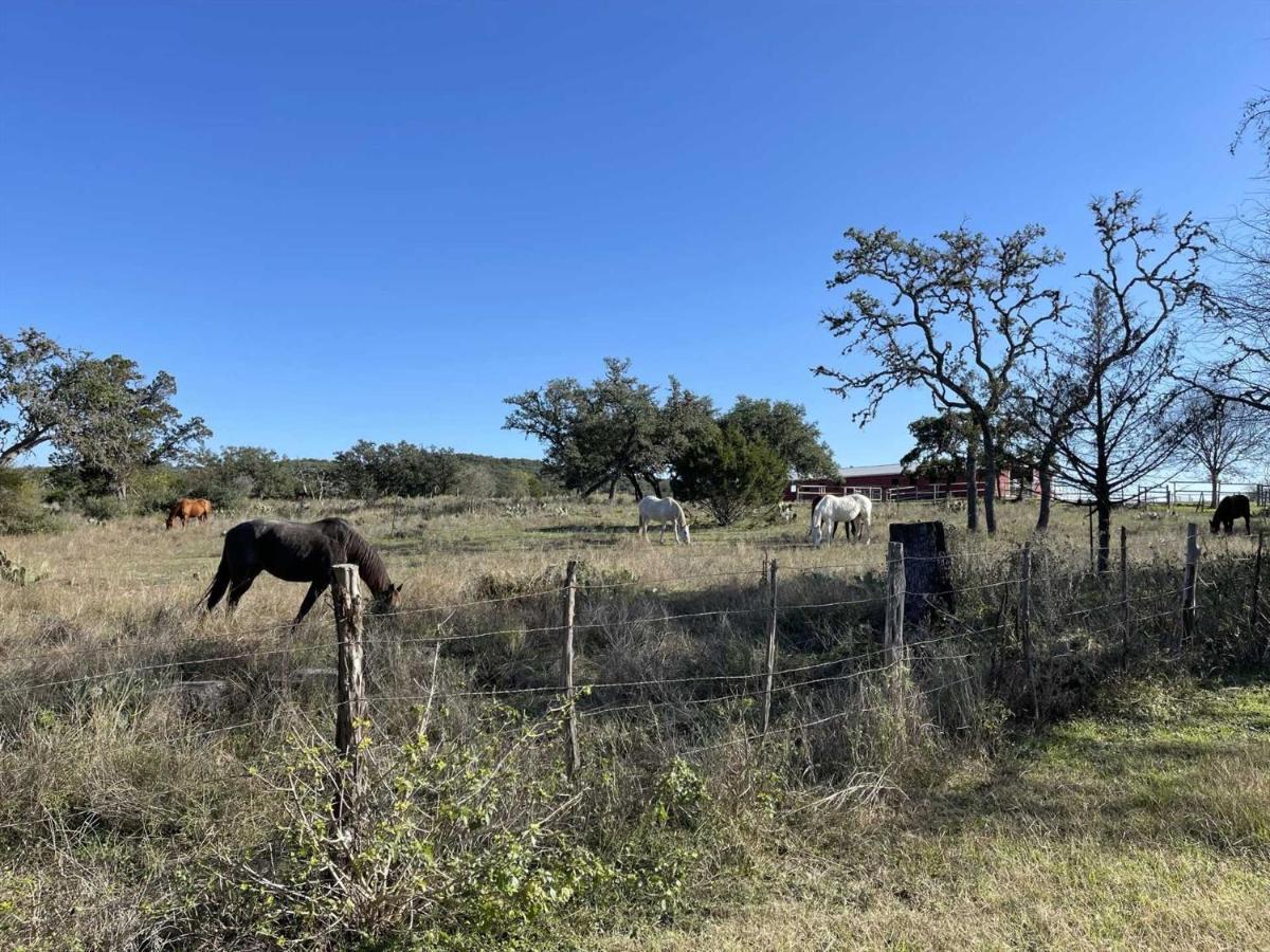 לינה וארוחת בוקר Tarpley West 1077 Guest Ranch - Retreat מראה חיצוני תמונה