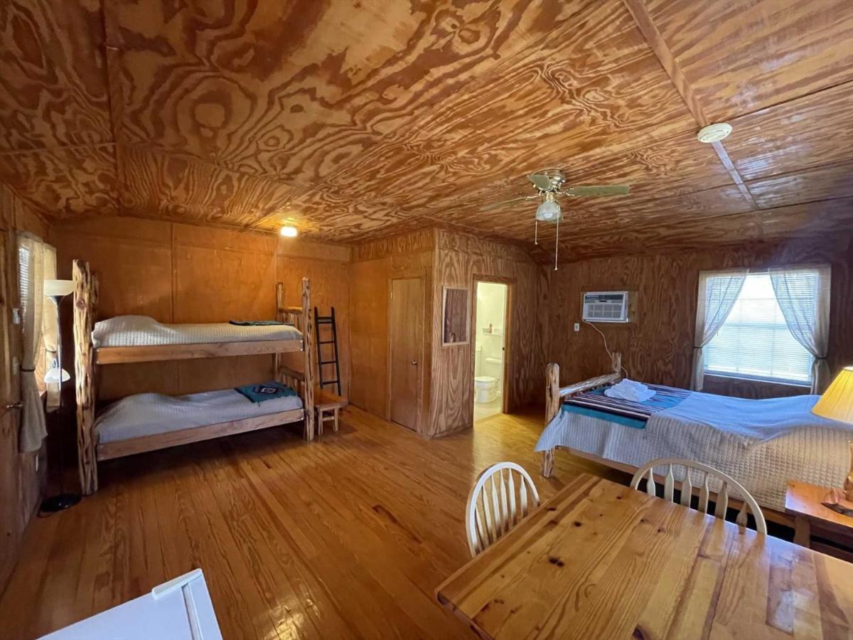 לינה וארוחת בוקר Tarpley West 1077 Guest Ranch - Retreat מראה חיצוני תמונה