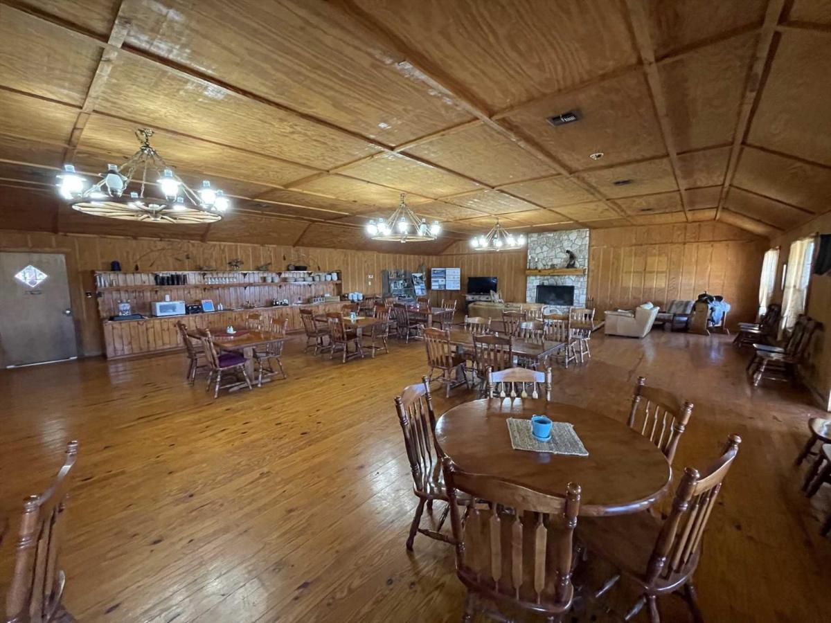 לינה וארוחת בוקר Tarpley West 1077 Guest Ranch - Retreat מראה חיצוני תמונה