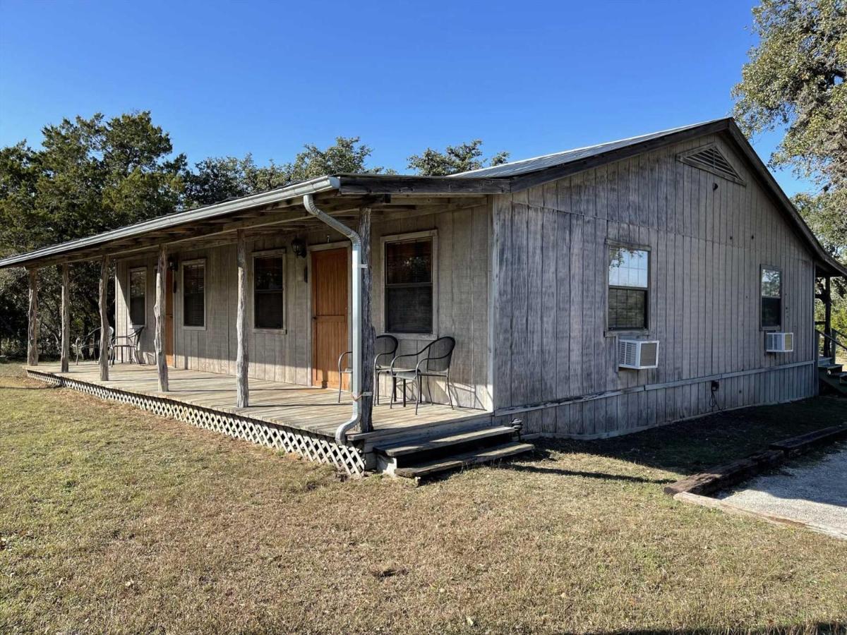 לינה וארוחת בוקר Tarpley West 1077 Guest Ranch - Retreat מראה חיצוני תמונה