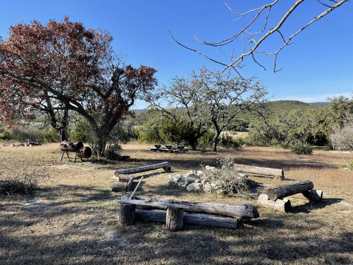 לינה וארוחת בוקר Tarpley West 1077 Guest Ranch - Retreat מראה חיצוני תמונה